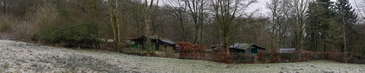 Hütten auf der Waldwiese